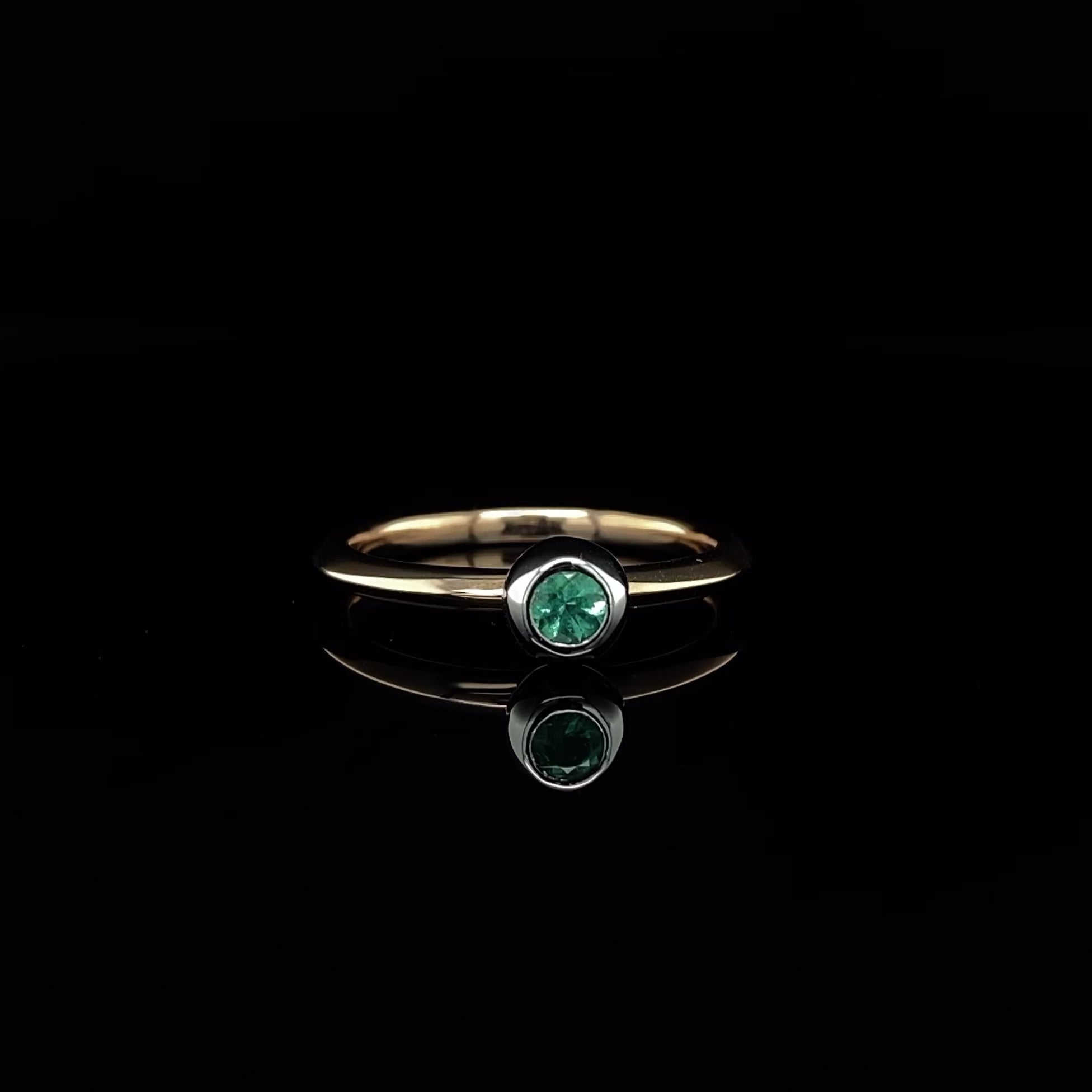 Emerald Venus Ring